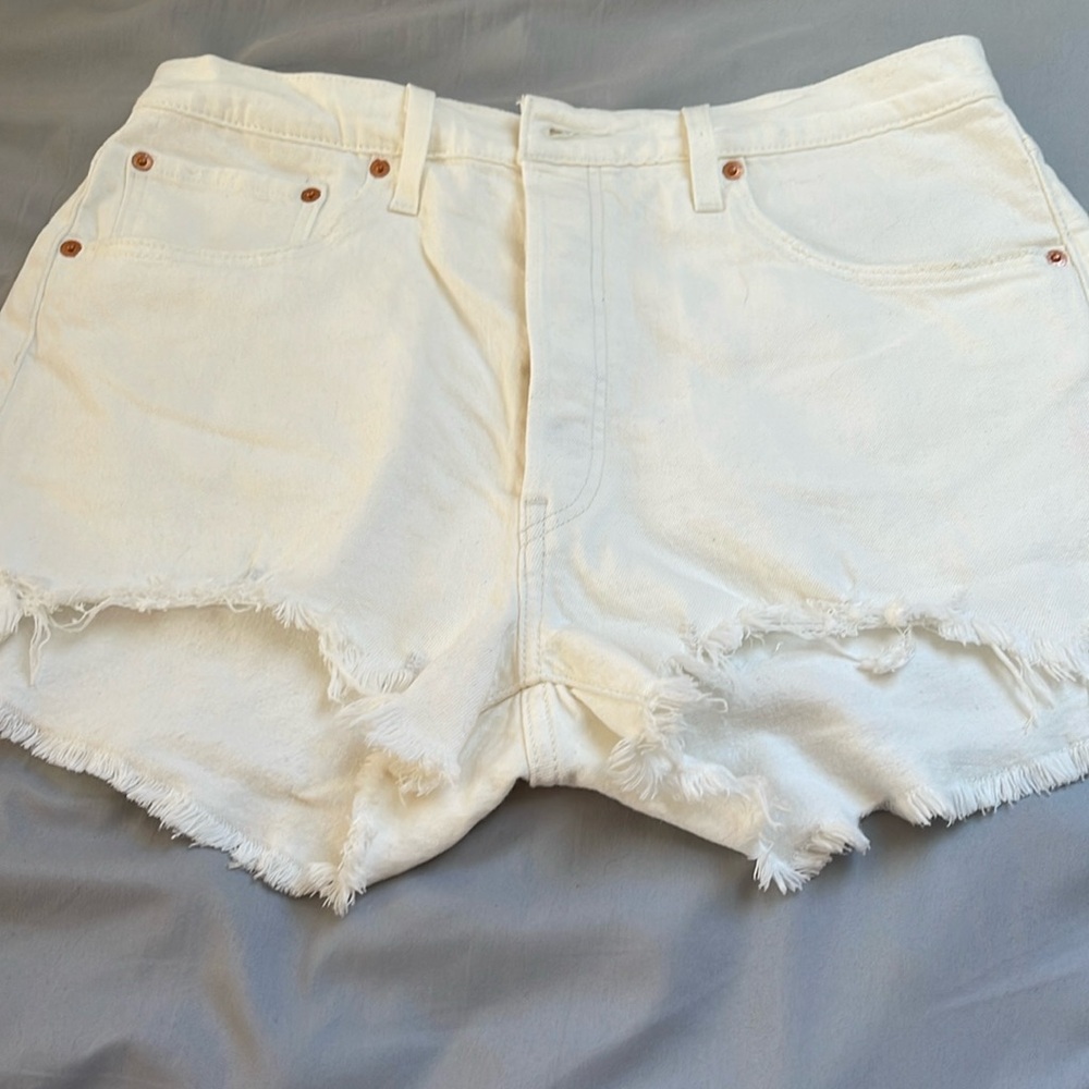 BARELY WORN WHITE LEVI 501 JEAN SHORTS